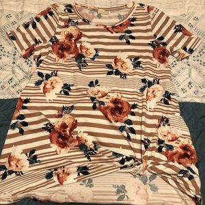 Sweet floral knot top!